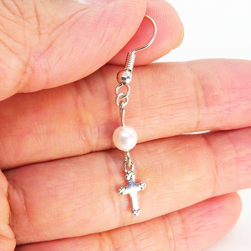 ロザリオとスワロフスキーパールの可愛いピアス シルバーカラー