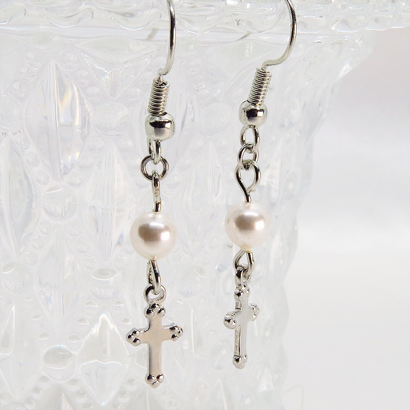 ロザリオとスワロフスキーパールの可愛いピアス シルバーカラー