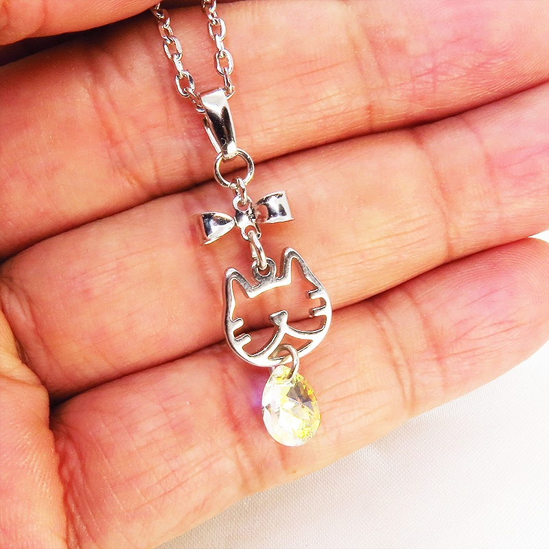 猫フェイスモチーフ(ハチワレ)とティアドロップ型スワロフスキー(クリスタルオーロラ)のネックレス 長さ変更可 SV925可