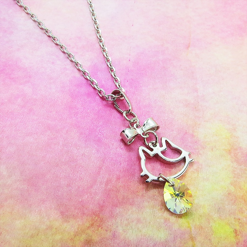 猫フェイスモチーフ(ミケネコ)とスワロフスキー(クリスタルオーロラ)のネックレス リボン 長さ変更可 SV925可