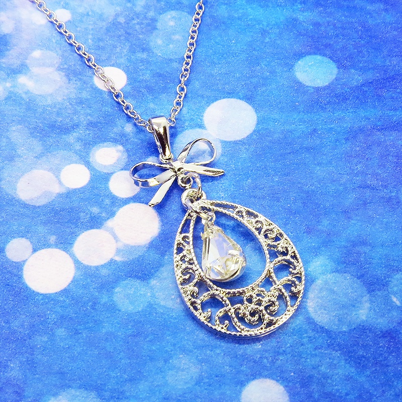 ティアドロップ アラベスク調透かし しずく型モチーフとリボンのネックレス ラインストーン 長さ調整可