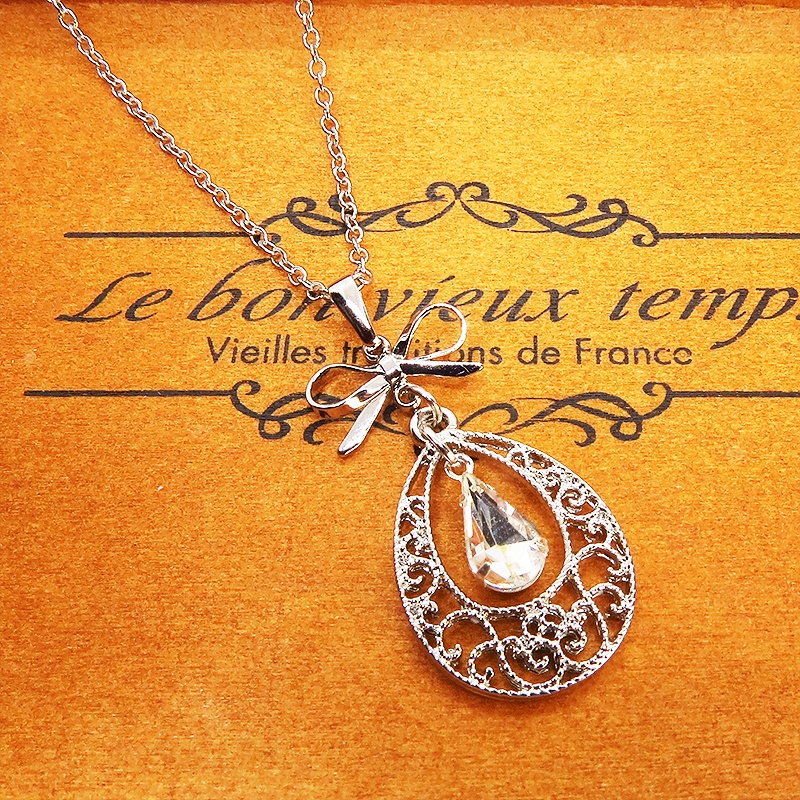ティアドロップ アラベスク調透かし しずく型モチーフとリボンのネックレス ラインストーン 長さ調整可