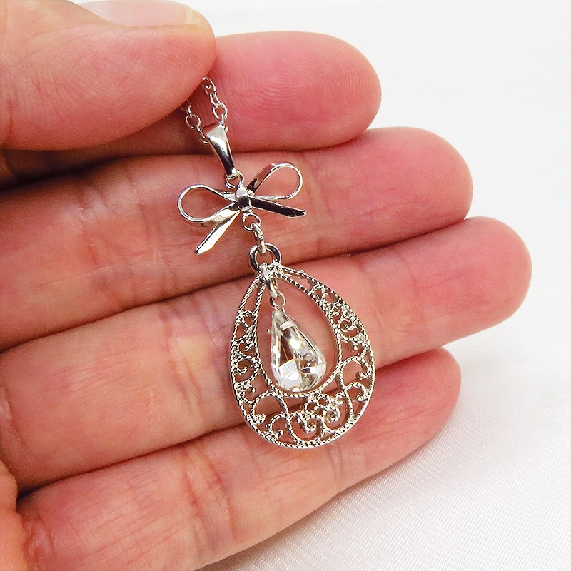 ティアドロップ アラベスク調透かし しずく型モチーフとリボンのネックレス ラインストーン 長さ調整可