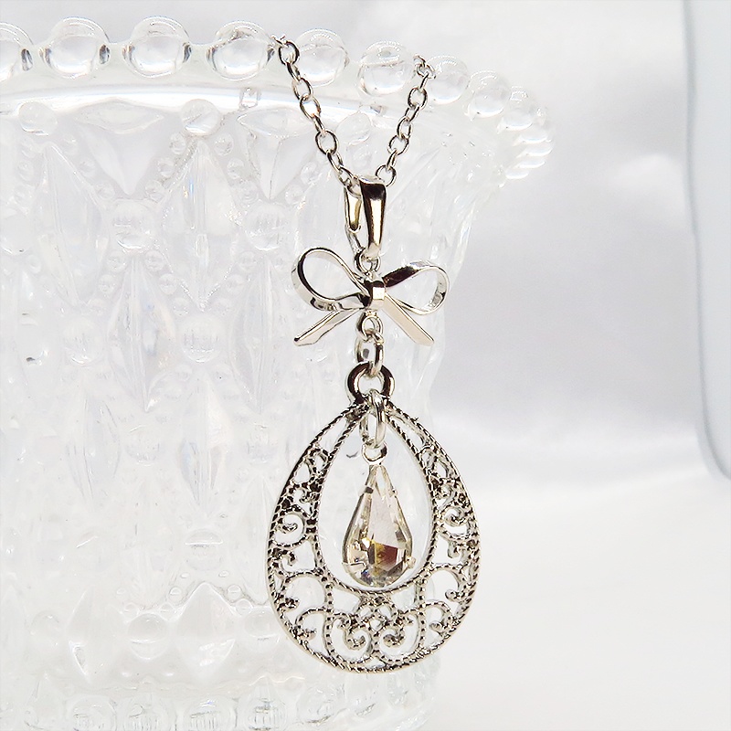 ティアドロップ アラベスク調透かし しずく型モチーフとリボンのネックレス ラインストーン 長さ調整可