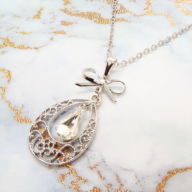 ティアドロップ アラベスク調透かし しずく型モチーフとリボンのネックレス ラインストーン 長さ調整可