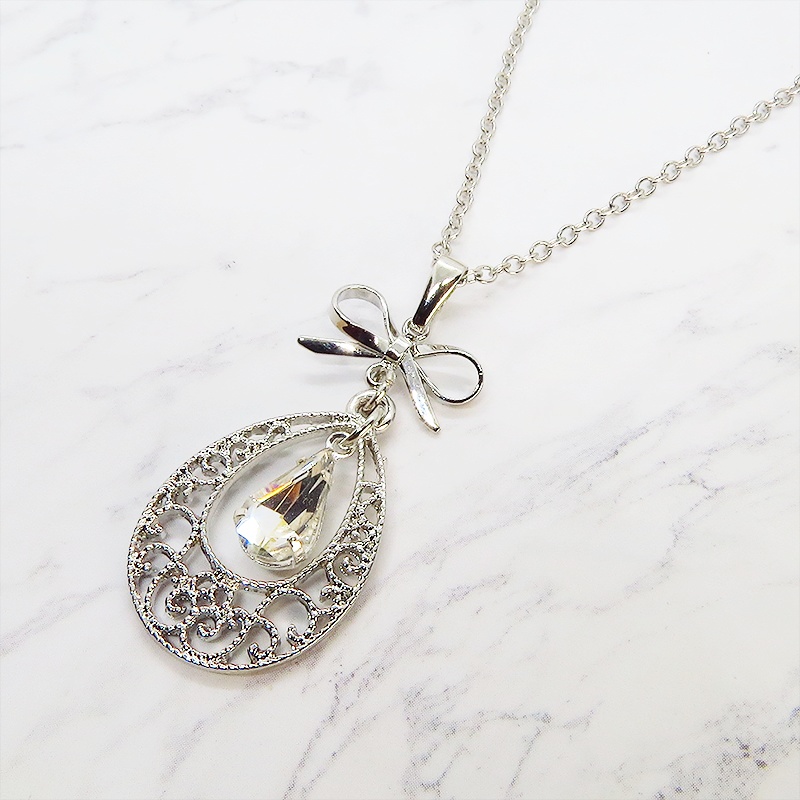 ティアドロップ アラベスク調透かし しずく型モチーフとリボンのネックレス ラインストーン 長さ調整可