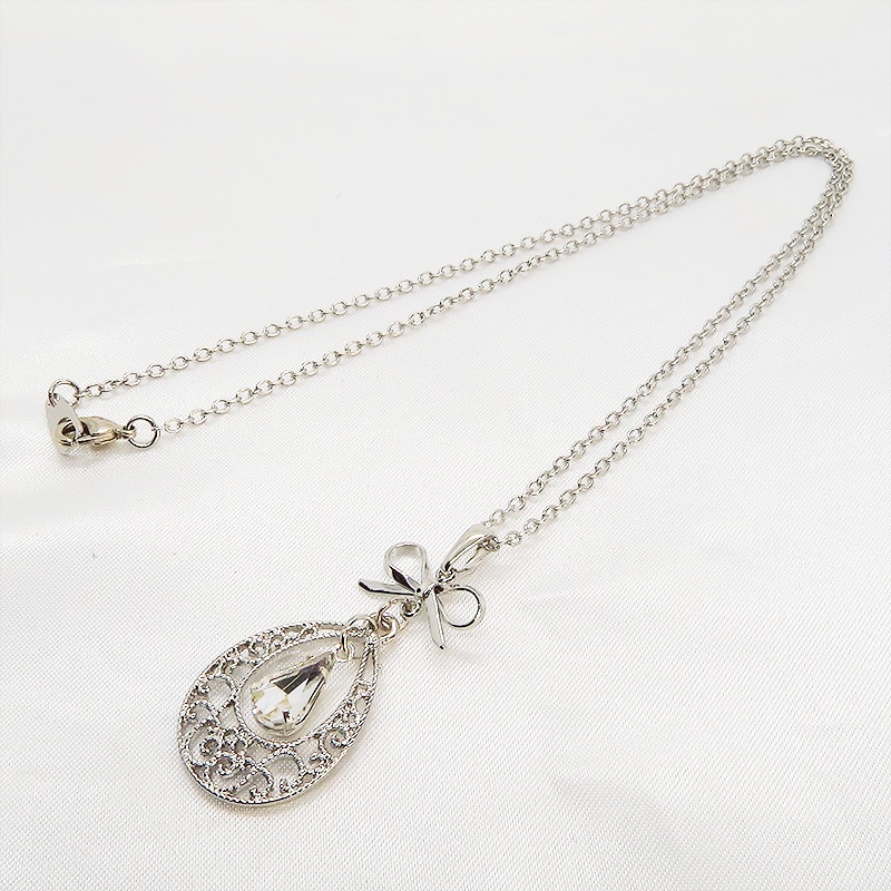 ティアドロップ アラベスク調透かし しずく型モチーフとリボンのネックレス ラインストーン 長さ調整可