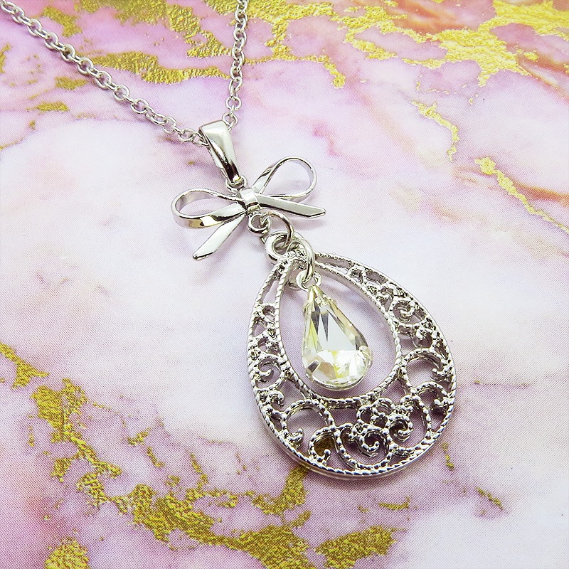 ティアドロップ アラベスク調透かし しずく型モチーフとリボンのネックレス ラインストーン 長さ調整可