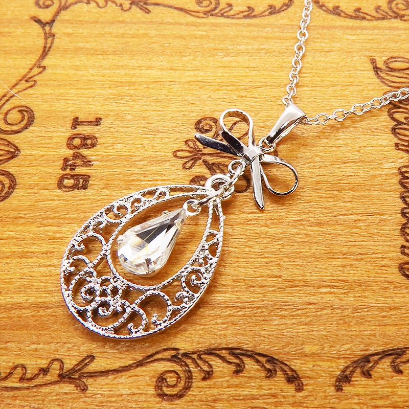 ティアドロップ アラベスク調透かし しずく型モチーフとリボンのネックレス ラインストーン 長さ調整可