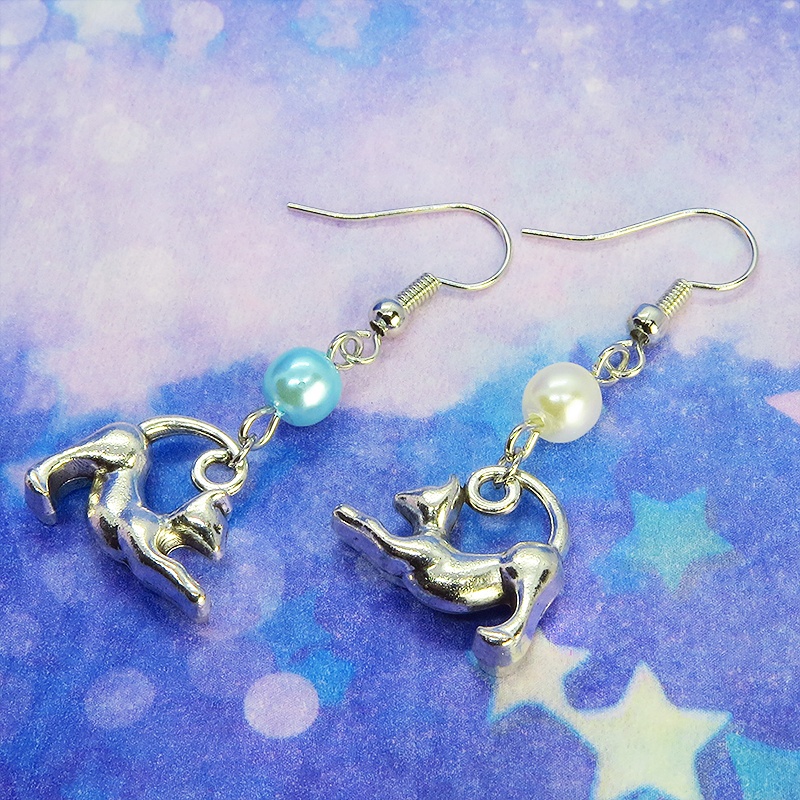 アンティークシルバー のび猫シルエットモチーフとパールビーズ(ホワイト・アクア)のピアス サージカル可