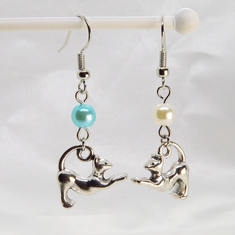 アンティークシルバー のび猫シルエットモチーフとパールビーズ(ホワイト・アクア)のピアス サージカル可