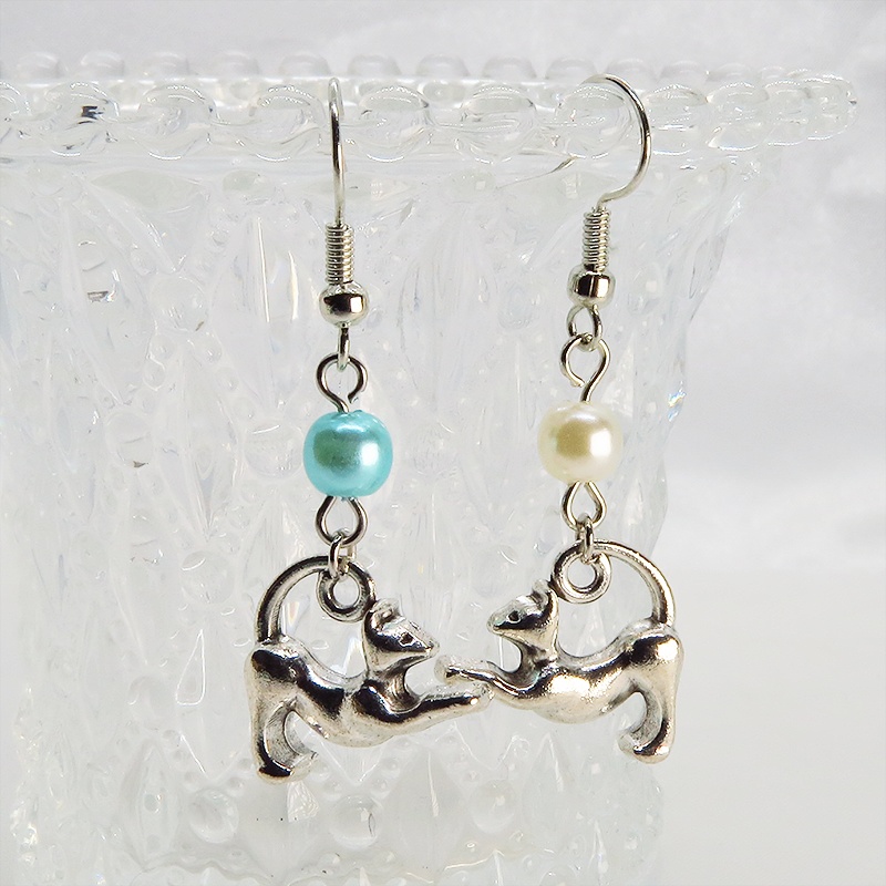 アンティークシルバー のび猫シルエットモチーフとパールビーズ(ホワイト・アクア)のピアス サージカル可