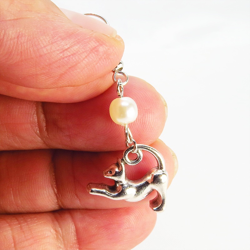 アンティークシルバー のび猫シルエットモチーフとパールビーズ(ホワイト・アクア)のピアス サージカル可