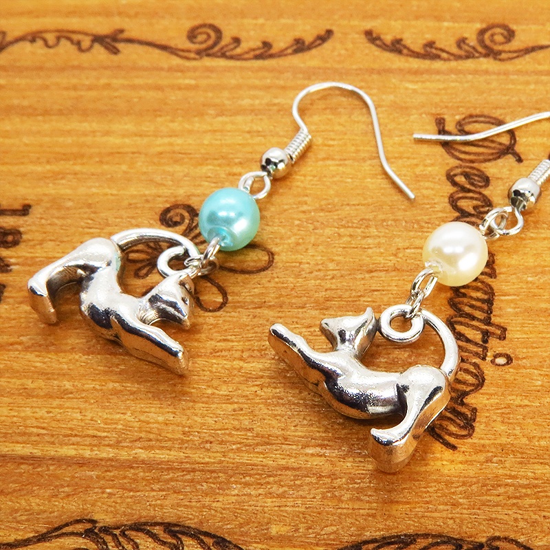 アンティークシルバー のび猫シルエットモチーフとパールビーズ(ホワイト・アクア)のピアス サージカル可