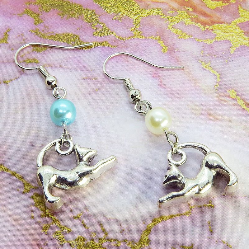 アンティークシルバー のび猫シルエットモチーフとパールビーズ(ホワイト・アクア)のピアス サージカル可