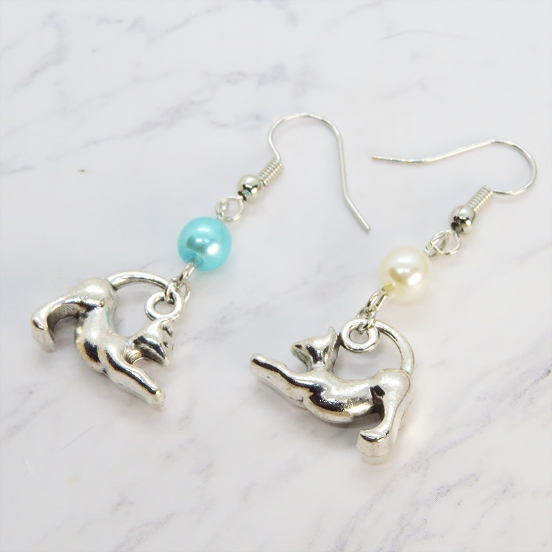 アンティークシルバー のび猫シルエットモチーフとパールビーズ(ホワイト・アクア)のピアス サージカル可