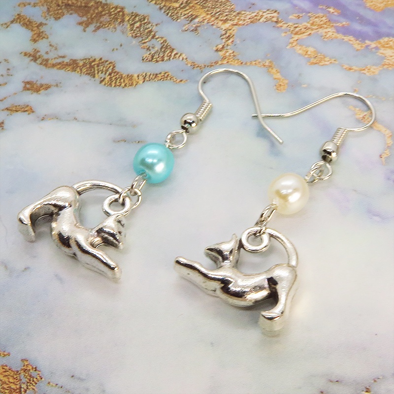 アンティークシルバー のび猫シルエットモチーフとパールビーズ(ホワイト・アクア)のピアス サージカル可