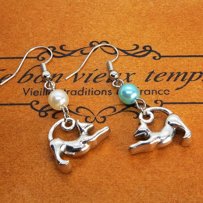 アンティークシルバー のび猫シルエットモチーフとパールビーズ(ホワイト・アクア)のピアス サージカル可