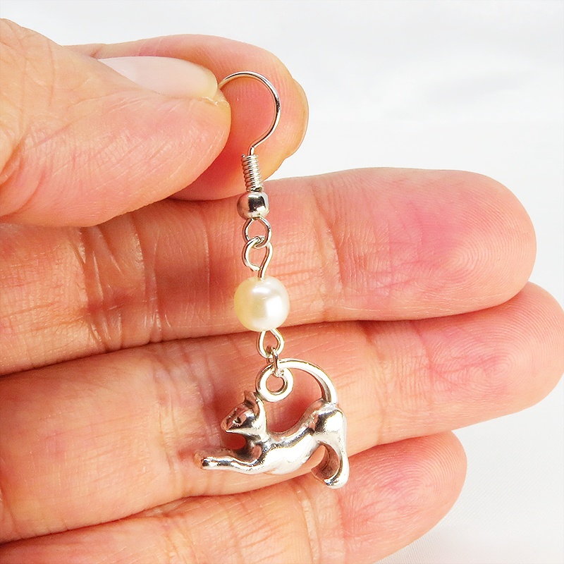 アンティークシルバー のび猫シルエットモチーフとパールビーズ(ホワイト・アクア)のピアス サージカル可