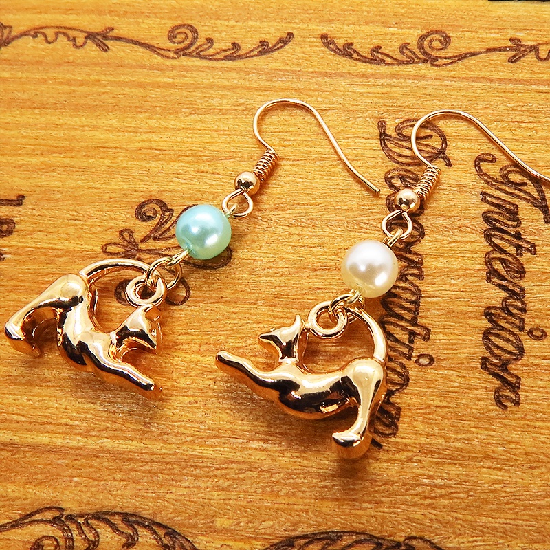 マットゴールド のび猫シルエットモチーフとパールビーズ(ホワイト・アクア)のピアス サージカル可