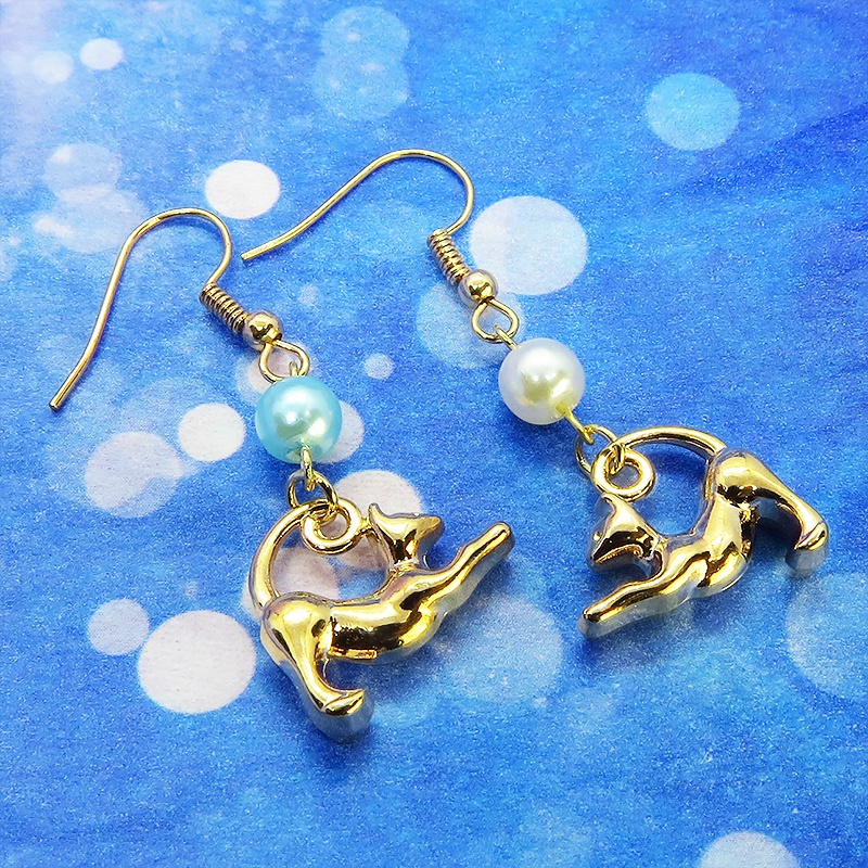 マットゴールド のび猫シルエットモチーフとパールビーズ(ホワイト・アクア)のピアス サージカル可