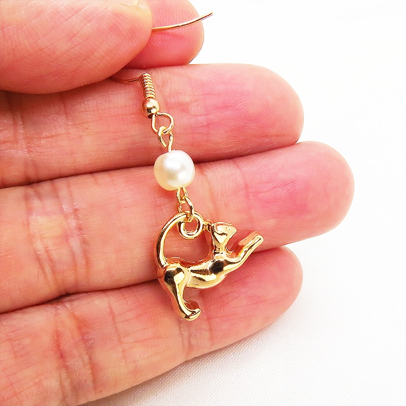 マットゴールド のび猫シルエットモチーフとパールビーズ(ホワイト・アクア)のピアス サージカル可