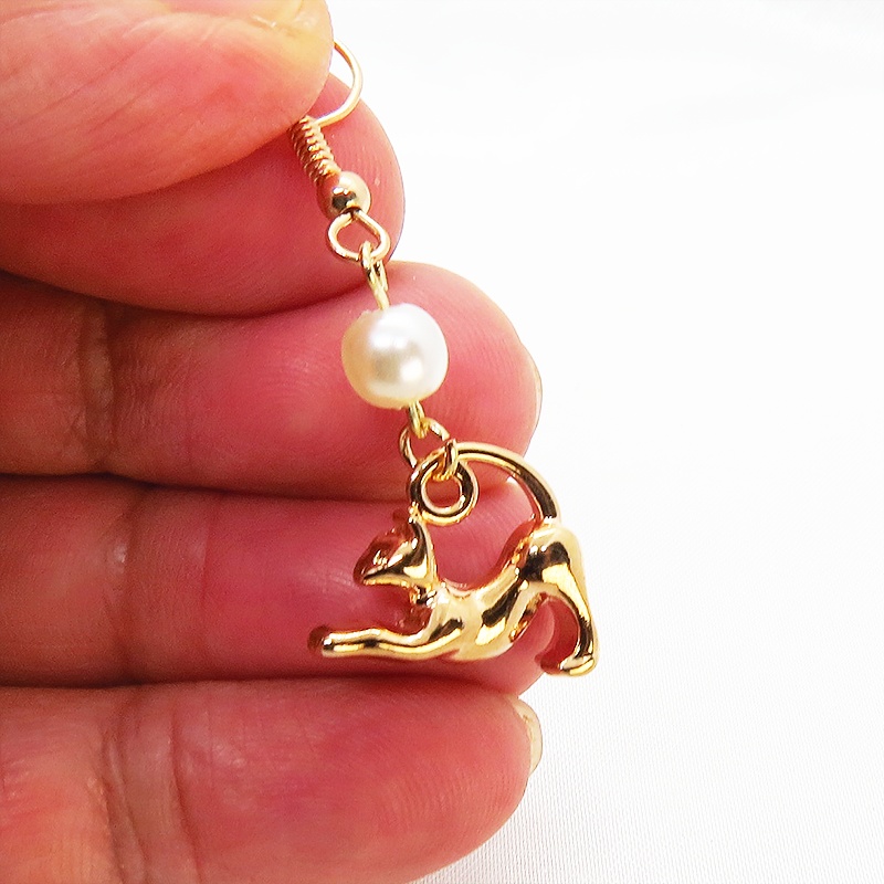 マットゴールド のび猫シルエットモチーフとパールビーズ(ホワイト・アクア)のピアス サージカル可