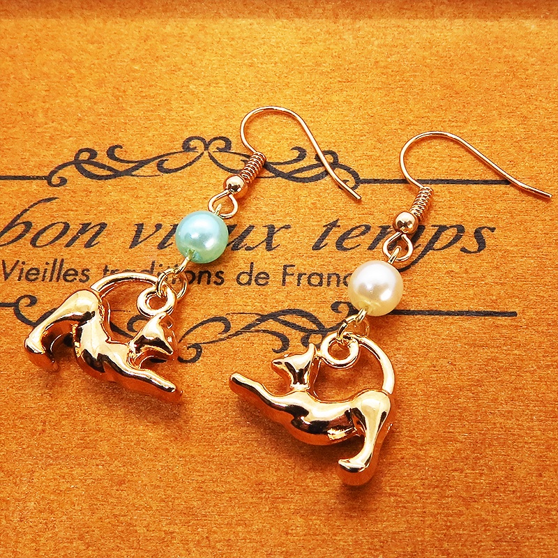 マットゴールド のび猫シルエットモチーフとパールビーズ(ホワイト・アクア)のピアス サージカル可