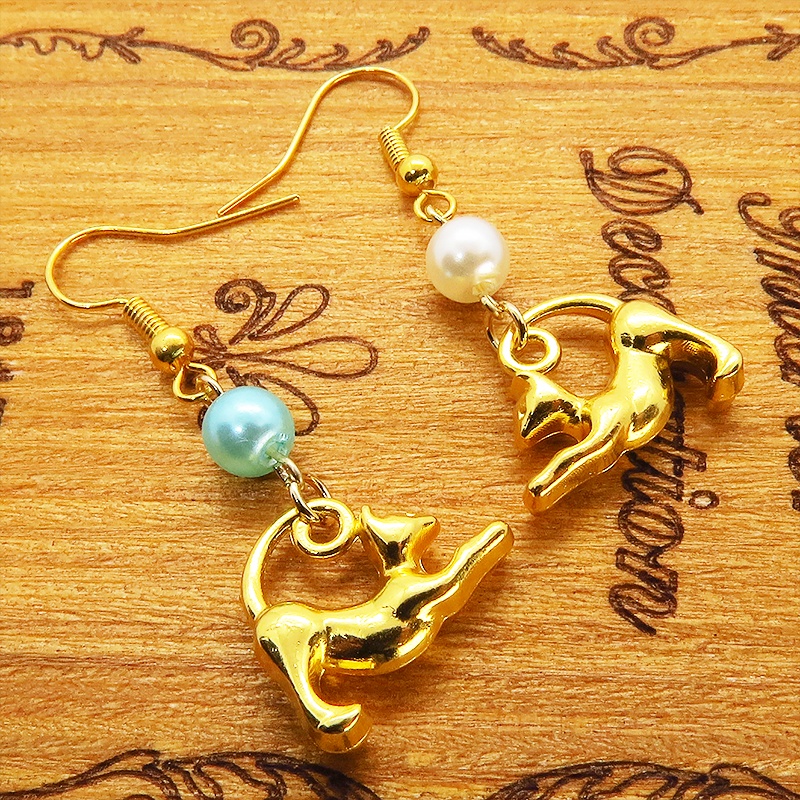 ゴールドカラー のび猫シルエットモチーフとパールビーズ(ホワイト・アクア)のピアス サージカル可