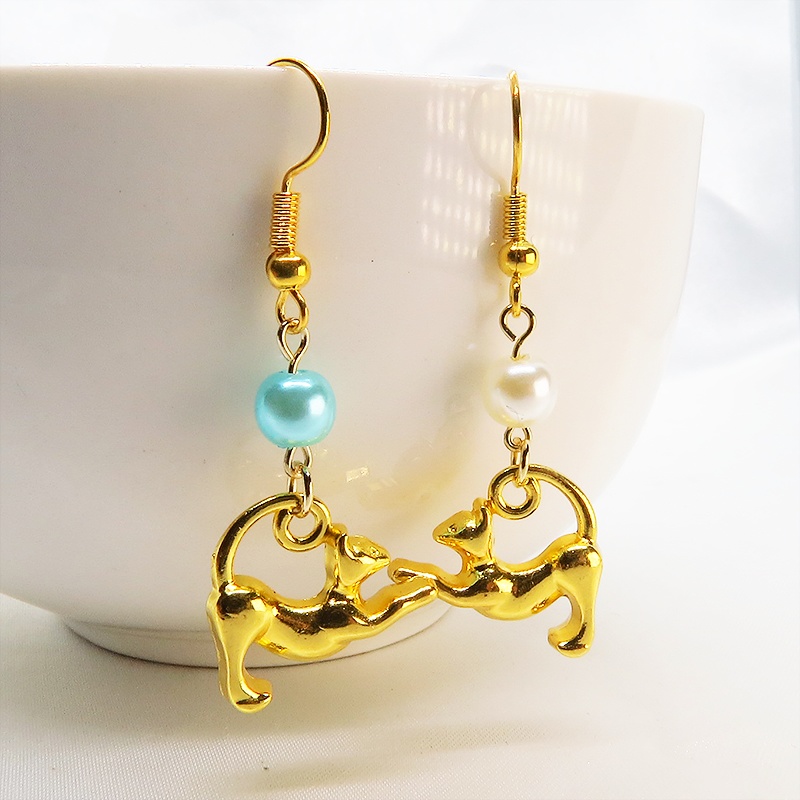 ゴールドカラー のび猫シルエットモチーフとパールビーズ(ホワイト・アクア)のピアス サージカル可