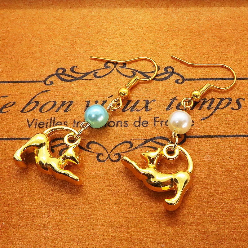 ゴールドカラー のび猫シルエットモチーフとパールビーズ(ホワイト・アクア)のピアス サージカル可