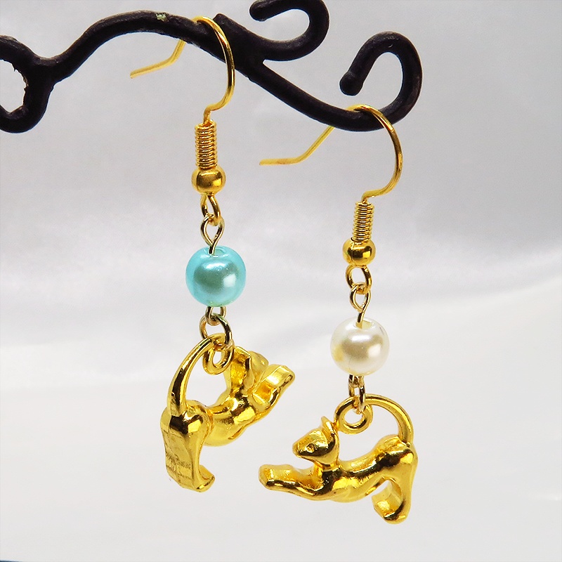 ゴールドカラー のび猫シルエットモチーフとパールビーズ(ホワイト・アクア)のピアス サージカル可