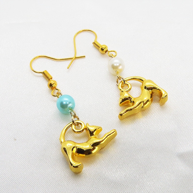 ゴールドカラー のび猫シルエットモチーフとパールビーズ(ホワイト・アクア)のピアス サージカル可