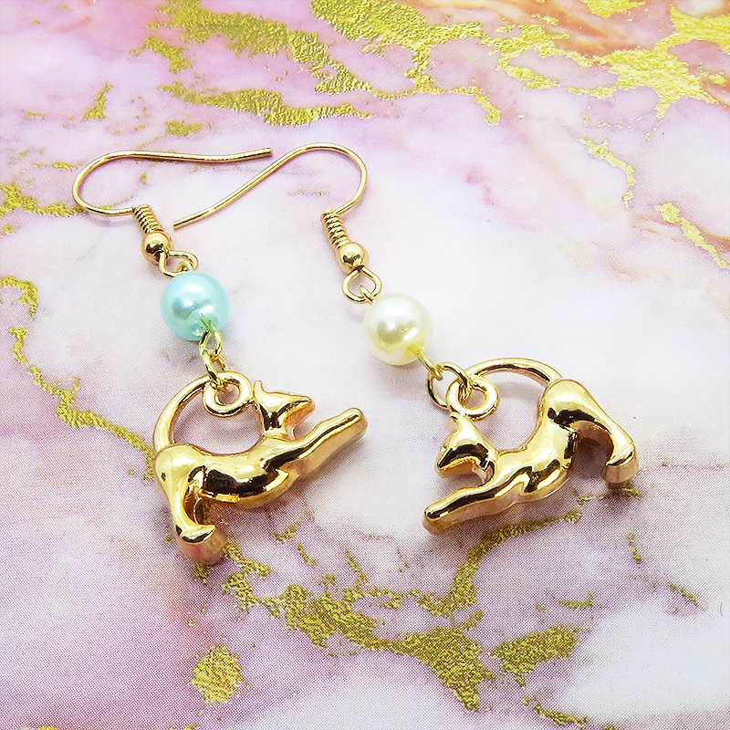 ゴールドカラー のび猫シルエットモチーフとパールビーズ（ホワイト・アクア）のピアス サージカル可