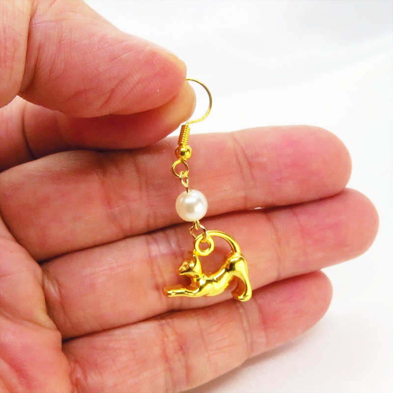 ゴールドカラー のび猫シルエットモチーフとパールビーズ(ホワイト・アクア)のピアス サージカル可