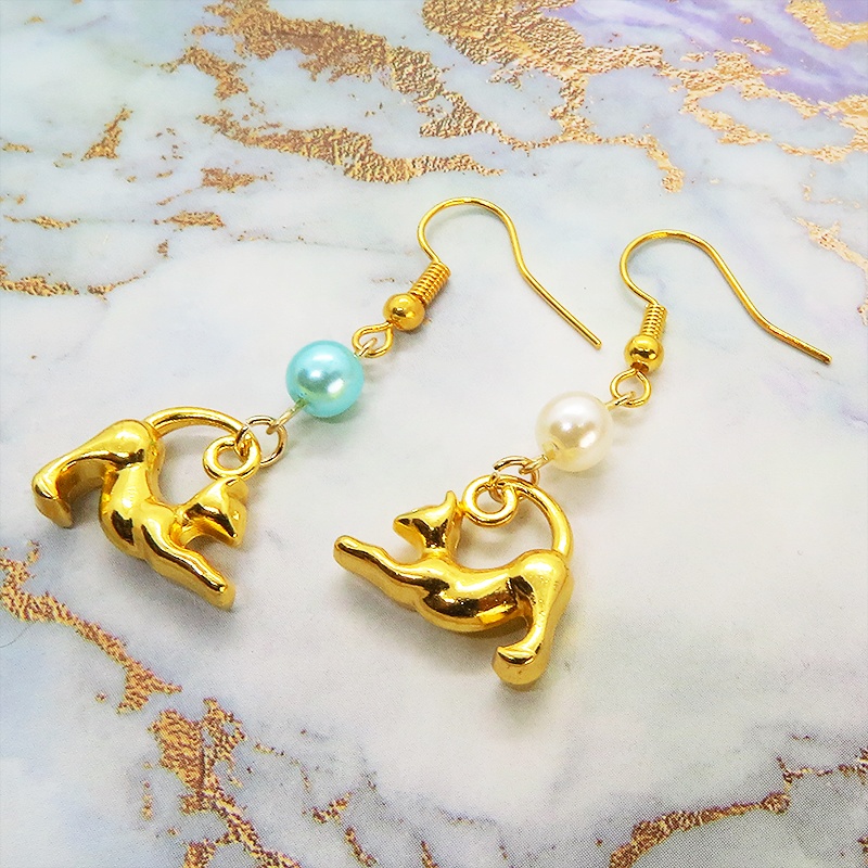 ゴールドカラー のび猫シルエットモチーフとパールビーズ(ホワイト・アクア)のピアス サージカル可