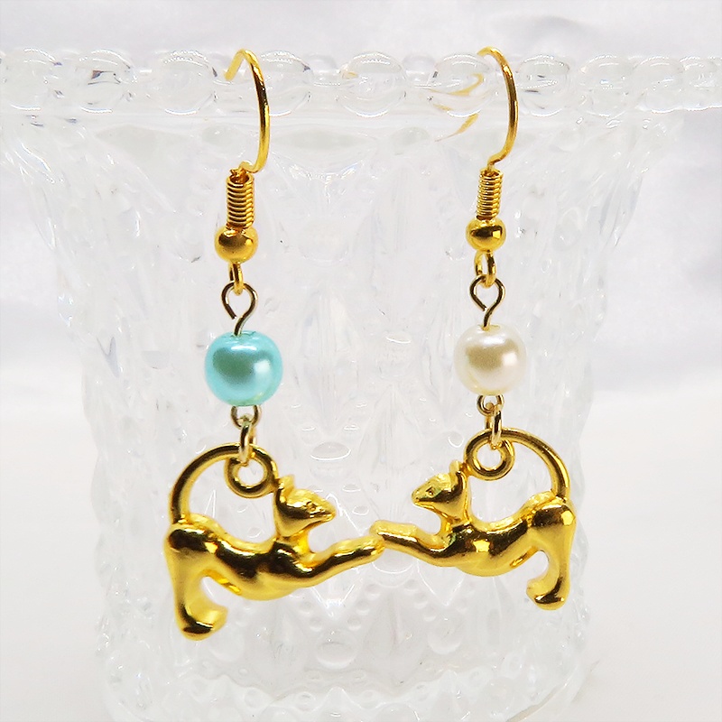 ゴールドカラー のび猫シルエットモチーフとパールビーズ(ホワイト・アクア)のピアス サージカル可