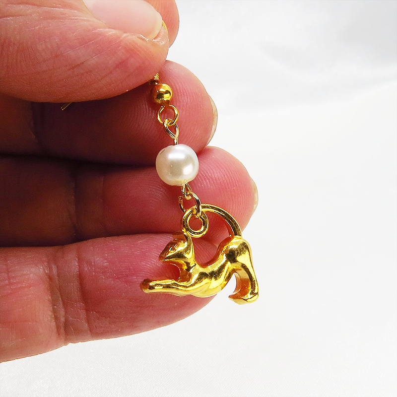 ゴールドカラー のび猫シルエットモチーフとパールビーズ(ホワイト・アクア)のピアス サージカル可