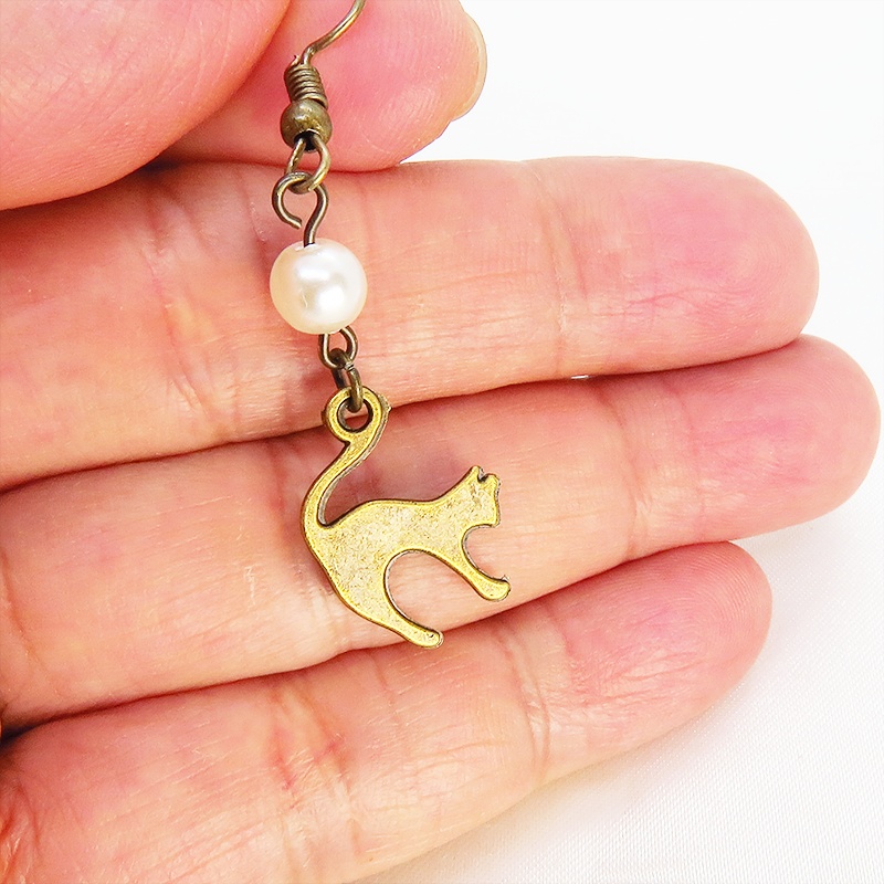 アンティークゴールド 跳ね猫シルエットモチーフとパールビーズ(ホワイト・アクア)のピアス