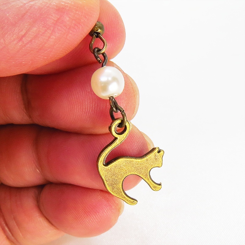 アンティークゴールド 跳ね猫シルエットモチーフとパールビーズ(ホワイト・アクア)のピアス