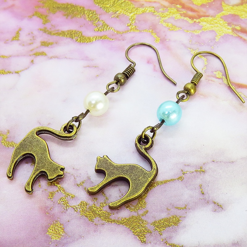 アンティークゴールド 跳ね猫シルエットモチーフとパールビーズ(ホワイト・アクア)のピアス