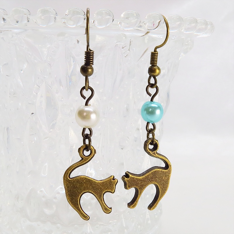 アンティークゴールド 跳ね猫シルエットモチーフとパールビーズ(ホワイト・アクア)のピアス