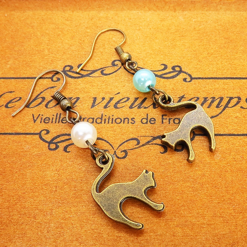 アンティークゴールド 跳ね猫シルエットモチーフとパールビーズ(ホワイト・アクア)のピアス