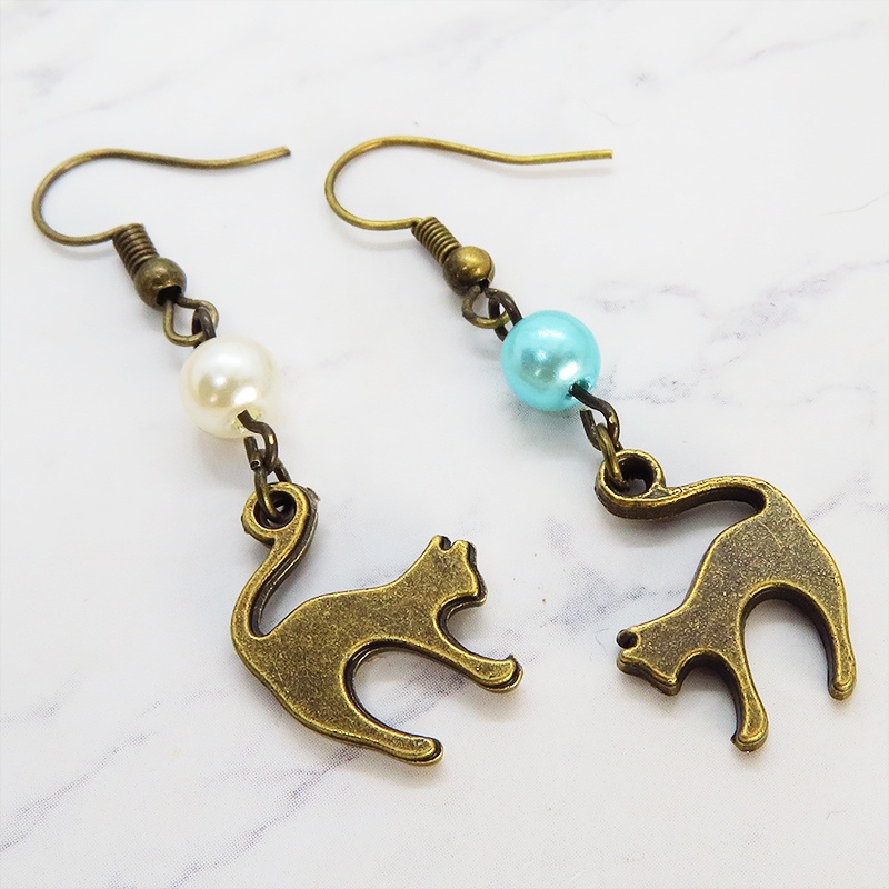 アンティークゴールド 跳ね猫シルエットモチーフとパールビーズ(ホワイト・アクア)のピアス