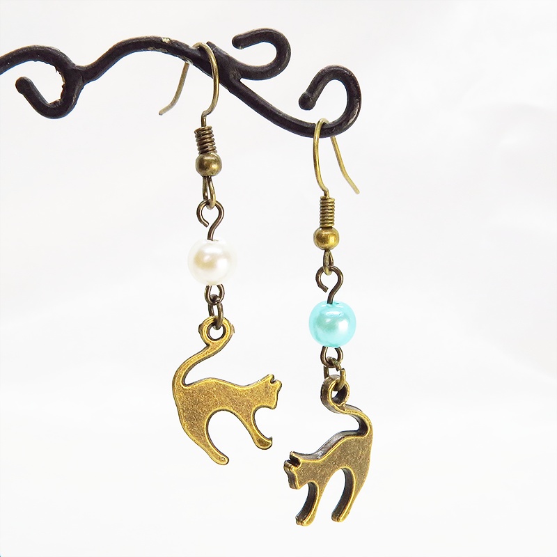 アンティークゴールド 跳ね猫シルエットモチーフとパールビーズ(ホワイト・アクア)のピアス