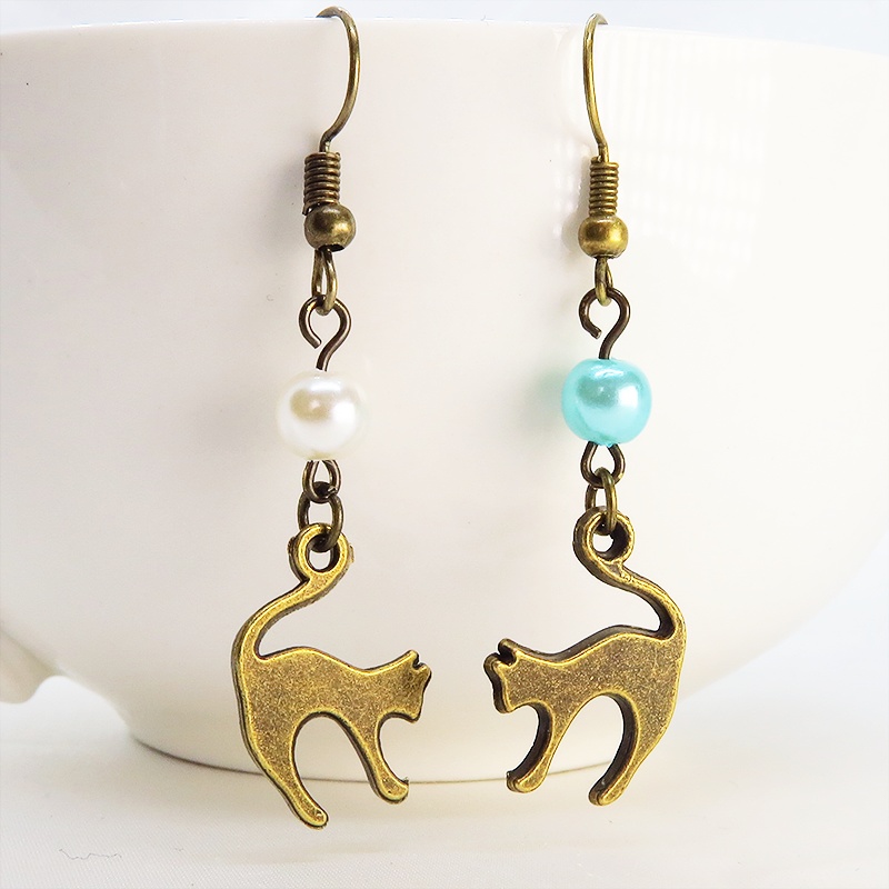 アンティークゴールド 跳ね猫シルエットモチーフとパールビーズ(ホワイト・アクア)のピアス