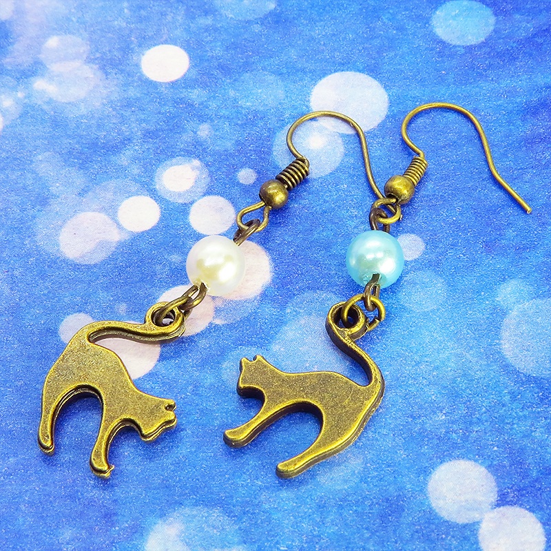 アンティークゴールド 跳ね猫シルエットモチーフとパールビーズ(ホワイト・アクア)のピアス