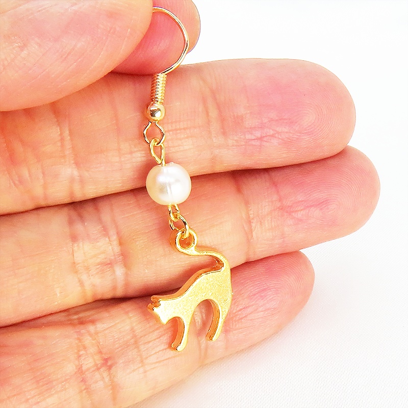 マットゴールド 跳ね猫シルエットモチーフとパールビーズ(ホワイト・アクア)のピアス サージカル可