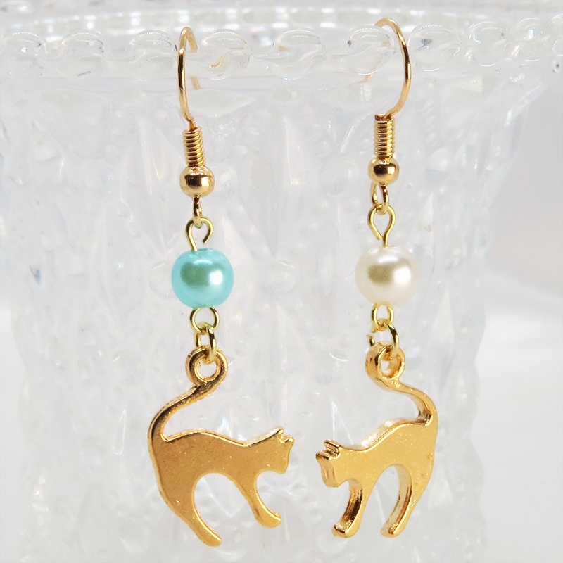 マットゴールド 跳ね猫シルエットモチーフとパールビーズ(ホワイト・アクア)のピアス サージカル可