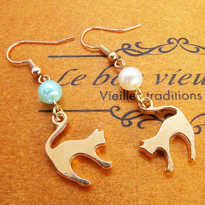 マットゴールド 跳ね猫シルエットモチーフとパールビーズ(ホワイト・アクア)のピアス サージカル可